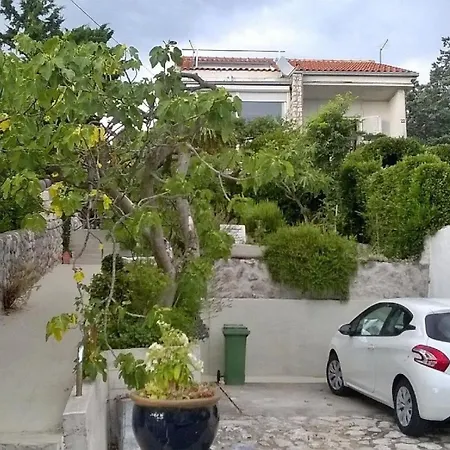 Kleine In Mit Kleiner Terrasse